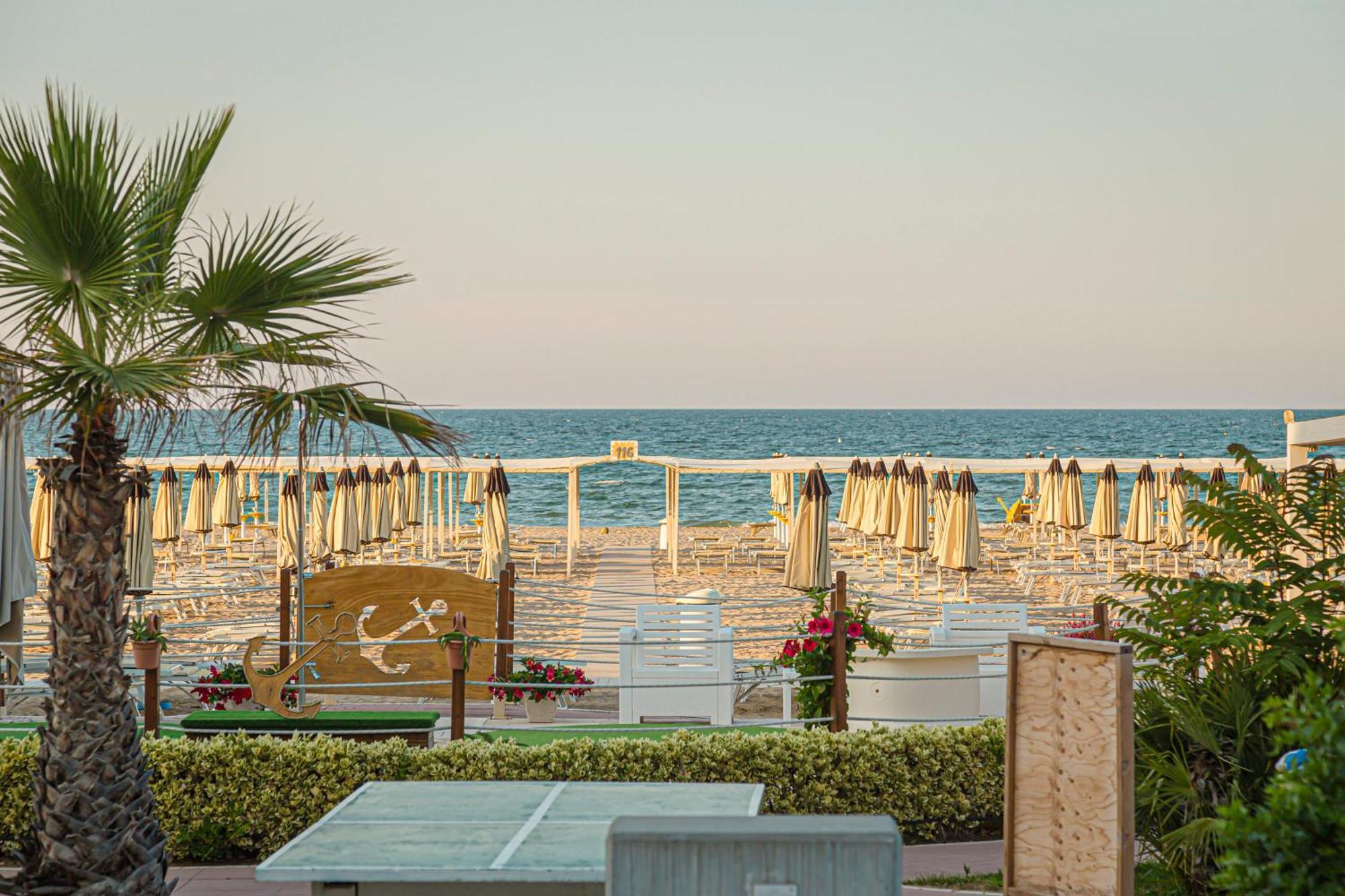 Hotel Avana Fronte Mare Ричоне Екстериор снимка